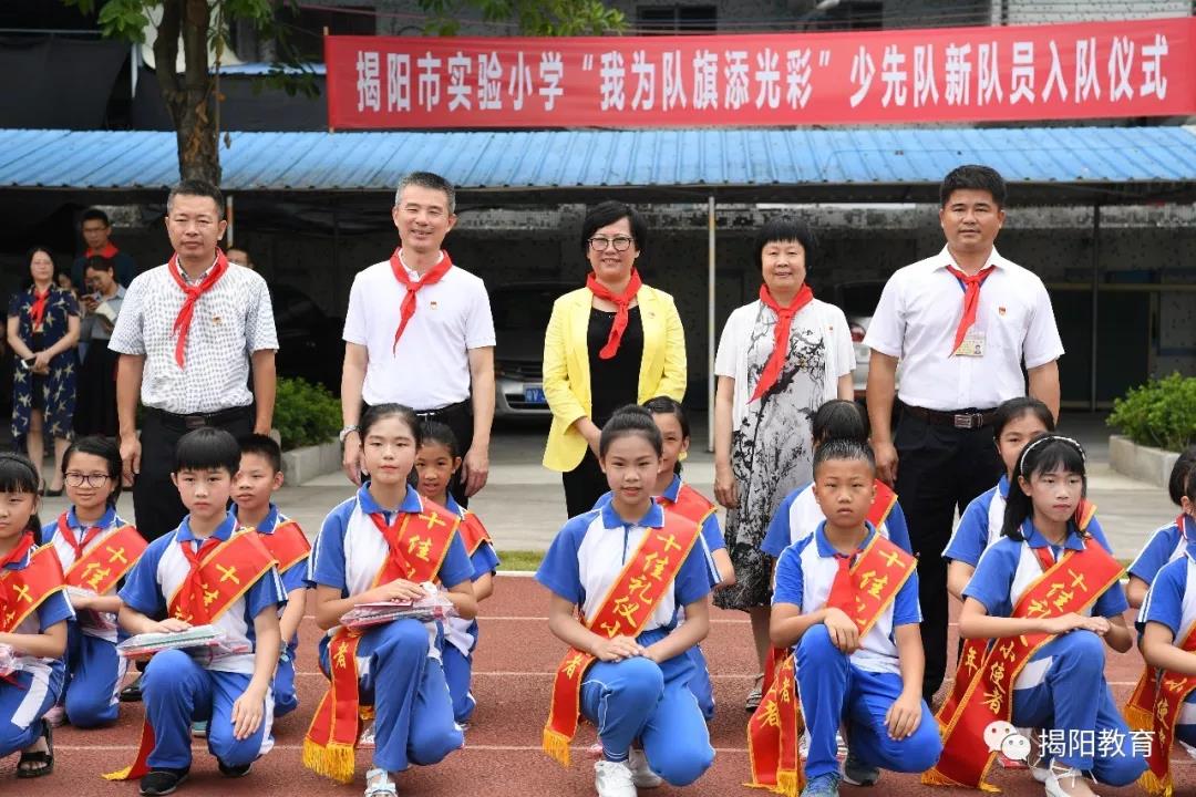 姚丽璇副市长一行到市实验小学、市机关少霏幼儿园和市妇联第一幼儿园开展“六一”慰问活动